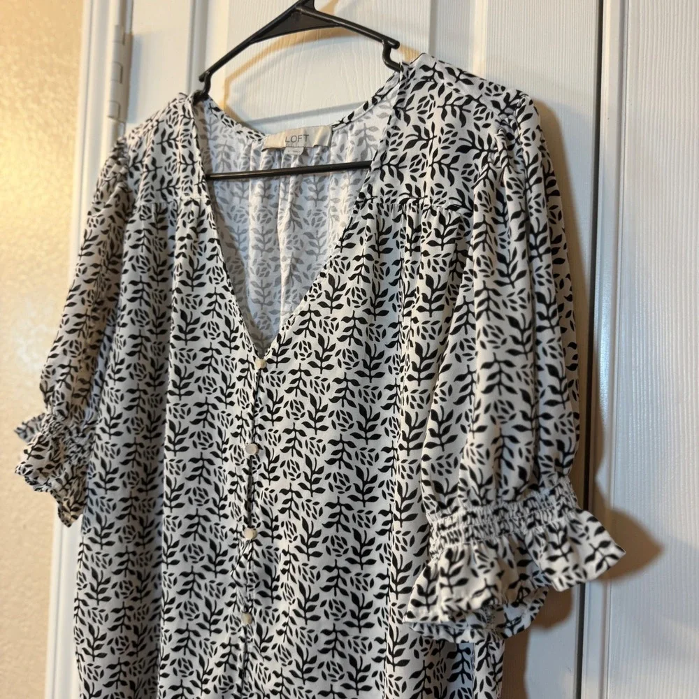 Loft White with Black Floral Puff Sleeve V-Neck Women's Sz Large Shirt Blouse